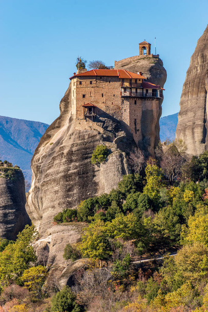 Agios Nikolaos kolostor, egy UNESCO világörökségi helyszín, egy egyedülálló sziklaképződmény felett Kalambaka faluban őszi szezonban. - Fotó, kép
