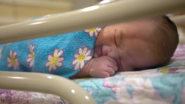 Cute noworodka chłopiec wewnątrz łóżeczka w szpitalu - Materiał filmowy, wideo