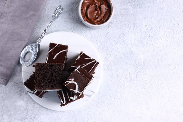 čokoládový koláč s ganache na talíři - Fotografie, Obrázek