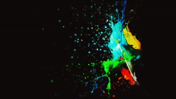 Πολύχρωμο ουράνιο τόξο ανάδευση χρώμα πτώση 4k Πλάνα. πολύχρωμα εσωτερικά χρώματα - Holi festival έννοια μαγικό χρώμα ουράνιο τόξο. - Πλάνα, βίντεο