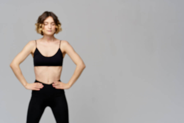 Kısa tişörtlü kadın spor için gri arka plan egzersiz fotokopi alanına giriyor. - Fotoğraf, Görsel