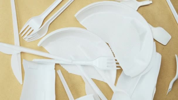fehér műanyag nem újrahasznosítható mosogatógép barna háttérrel, környezetszennyezés koncepció, felülnézet - Felvétel, videó