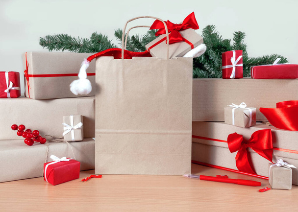 Presentes, saco de compras, árvore de Natal e caixas de embalagem na mesa, conceito de entrega. - Foto, Imagem