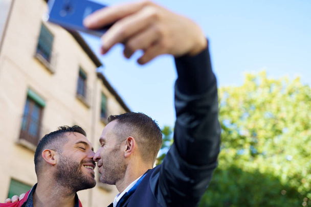 ゲイカップル作るa自撮りとともに彼らのスマートフォン. - 写真・画像