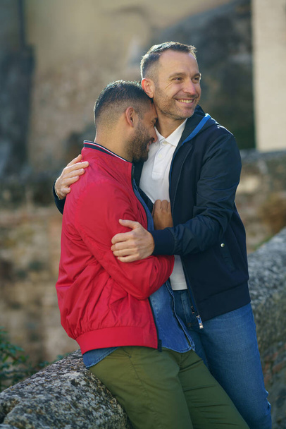 Homosexuell paar im ein romantisch moment draußen - Foto, Bild