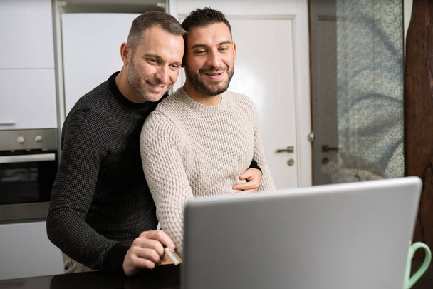 Romanttinen homo pari työskentelee yhdessä kotona kannettavat tietokoneet. - Valokuva, kuva