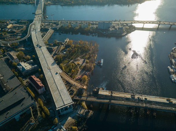 Κατασκευή γέφυρας στο Κίεβο. Ηλιόλουστο πρωινό. Αεροφωτογραφία τηλεκατευθυνόμενου. - Φωτογραφία, εικόνα