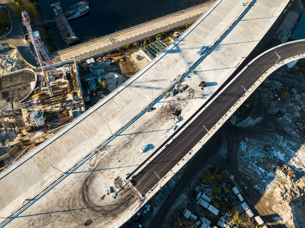 Stavba mostu v Kyjevě. Slunečné podzimní ráno. Zobrazení leteckých dronů. - Fotografie, Obrázek