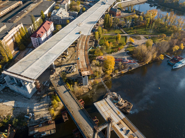 Bouw van een brug in Kiev. Zonnige herfstochtend. Luchtdrone zicht. - Foto, afbeelding