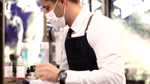 Friseur bereitet sein Rasiermesser vor - Filmmaterial, Video