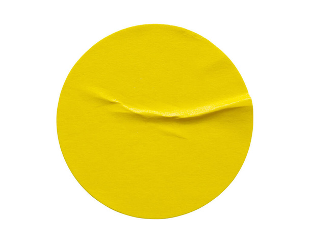 Κίτρινο στρογγυλό αυτοκόλλητο χαρτί ετικέτα απομονώνονται σε λευκό φόντο - Φωτογραφία, εικόνα