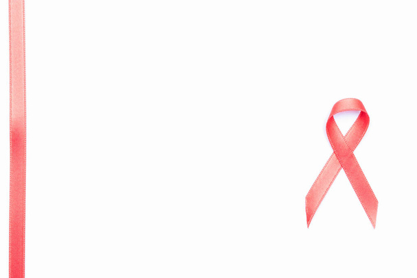 Mujer con cáncer de mama. Símbolo de cinta roja en el día mundial del VIH aislado sobre fondo blanco. Ayudas a la concienciación y cáncer. Salud y concepto médico - Foto, Imagen