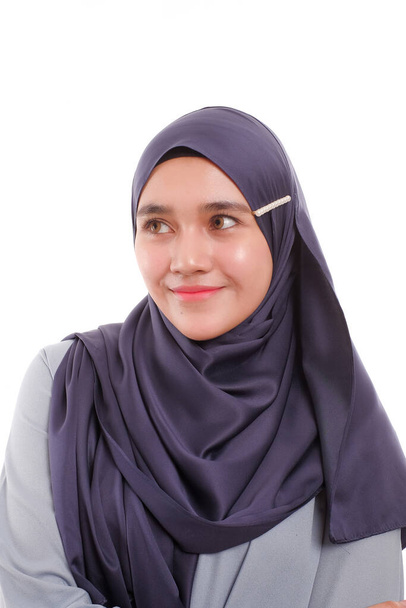 Magnifique modèle de femme asiatique Muslimah posant sur fond blanc avec une expression différente. - Photo, image