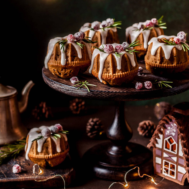 Mini Christmas Bundt Cakes Decorated with Sugared Cranberries and Rosemary, square - Zdjęcie, obraz