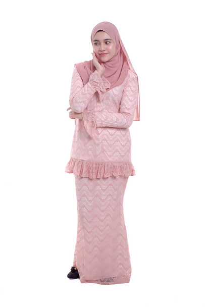 Jovem bela mulher asiática usa um belo vestido de pé em linguagem corporal diferente isolado no fundo branco - Moda, hijab, e conceito de beleza. - Foto, Imagem