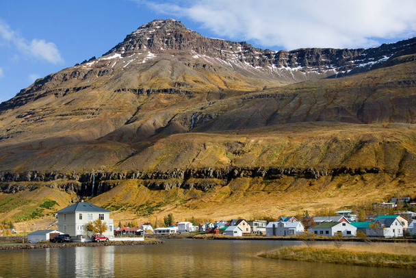 Township of Seydisfjordur in the east of Iceland - Foto, imagen
