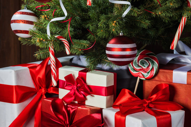 Decorated Christmas tree and gift boxes background - Valokuva, kuva