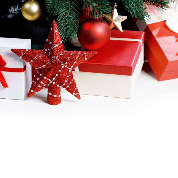 Presentes de Natal decorados e estrela isolada no fundo branco - Foto, Imagem