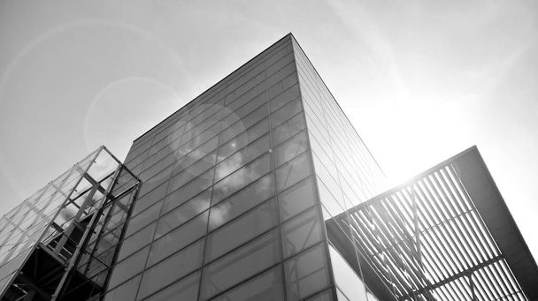 コントラストの高い黒と白のトーンと現代建築を抽象化します。ガラス窓の幾何学の建築-モノクロ。黒と白. - 写真・画像