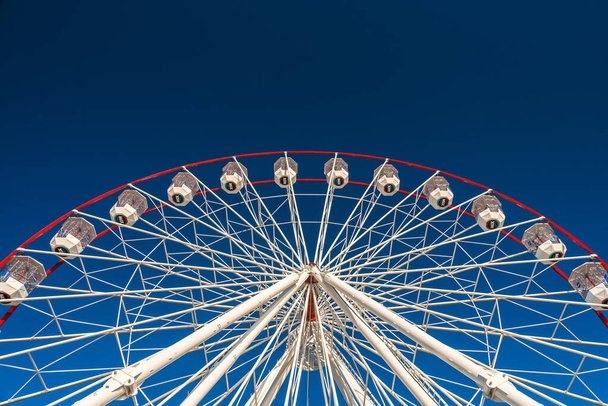 Adelaide, South Australia - January 12, 2019: Glenelg Mix102.3 Giant Ferris Wheel viewed from the Moseley Square on a bright summer day - Photo, image