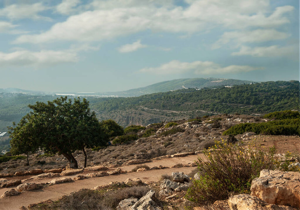 Vista desde Adamite Park a los paisajes montañosos de Galilea Occidental. - Foto, imagen