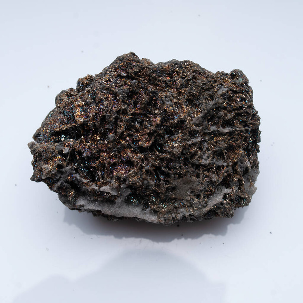 Natürliches Mineral Pyrrhotit auf weißem Hintergrund - Foto, Bild