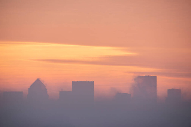Nascer do sol épico sobre o horizonte da cidade de Londres com impressionantes formações de céu sobre marcos emblemáticos - Foto, Imagem