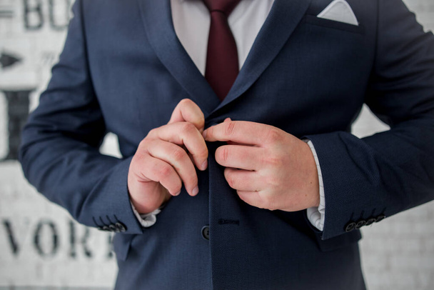 man buttons a jacket from a suit - Foto, Imagen