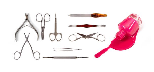 Zestaw profesjonalnych narzędzi do manicure i pedicure izolowanych na białym tle - Zdjęcie, obraz