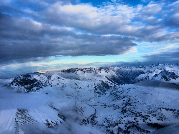 Montañas cubiertas de nieve en la zona de Lech en Austria 10.2.2017 - Foto, imagen