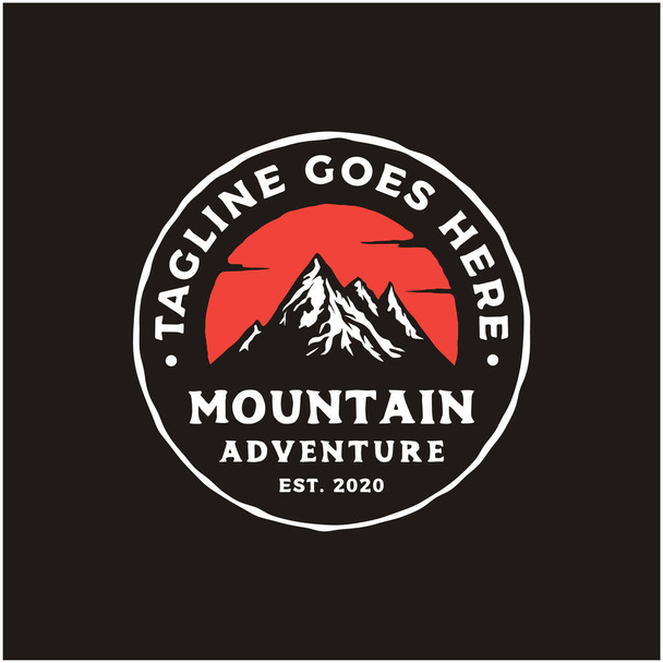 Hipster vintage rétro dessiné à la main Montagne aventure Timbre Étiquette logo design - Vecteur, image