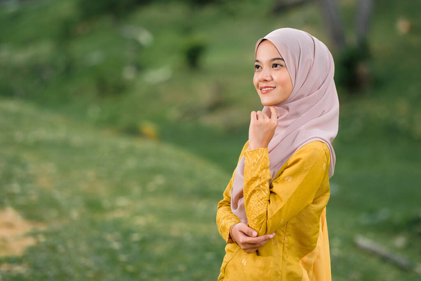 élégant musulman femme hijab mode style de vie portrait concept. - Photo, image