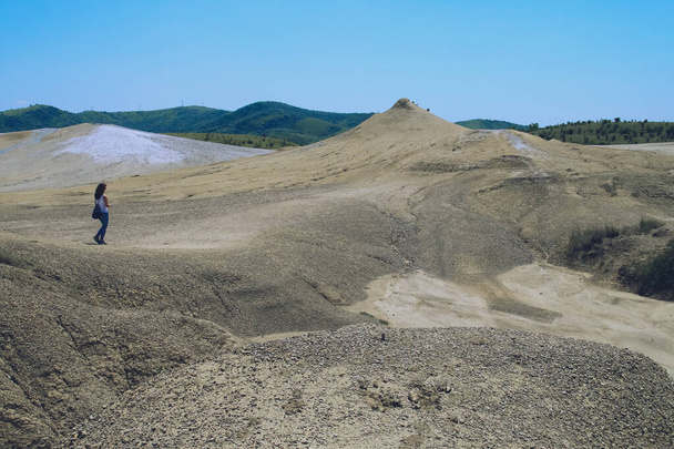 Vulcani di fango (rumeno: Vulcanii Noroiosi) da Berca in Romania. Si tratta di uno spazio geologico protetto dove l'attrazione principale sono i vulcani di fango, un fenomeno noto come vulcanismo freddo. - Foto, immagini