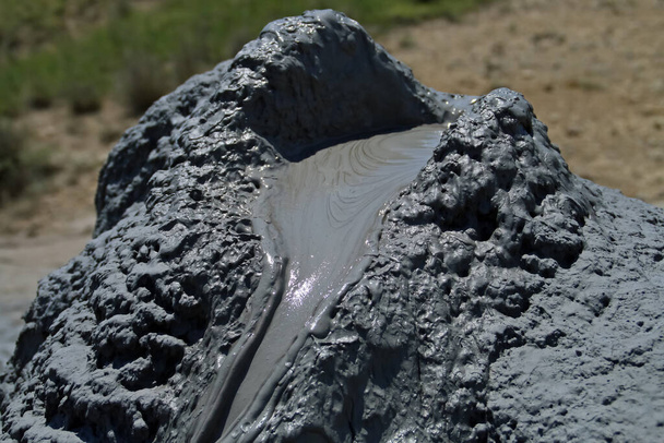 Volcanes de lodo (rumano: Vulcanii Noroiosi) de Berca en Rumania. Es un espacio geológico protegido donde la atracción principal son los volcanes de barro, un fenómeno conocido como vulcanismo frío. - Foto, Imagen