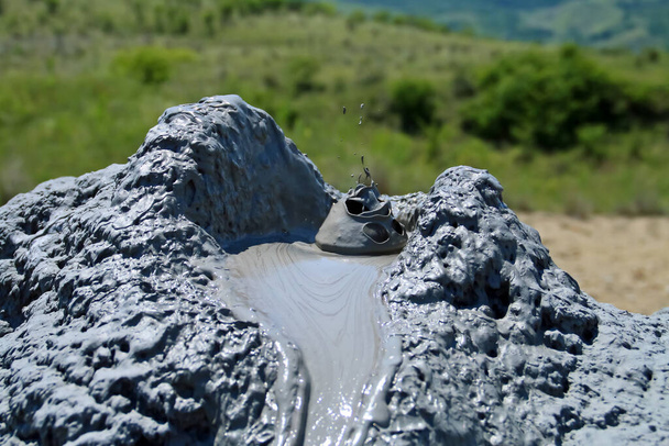 Mutatulivuoret (romaniaksi Vulcanii Noroiosi) Bercasta Romaniasta. Se on suojattu geologinen tila, jossa tärkein nähtävyys on muta tulivuoret, ilmiö tunnetaan kylmänä tulivuori. - Valokuva, kuva