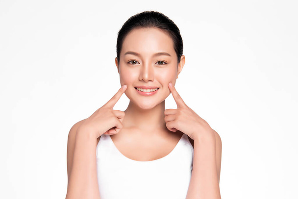 Beautiful young asian woman with clean fresh skin on white background, Face care, Facial treatment, Cosmetology, beauty and spa, Asian women portrait - Foto, Imagem