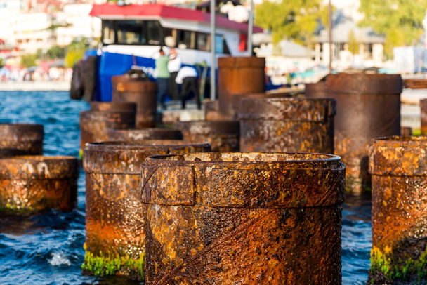  Причал из ржавой стали для лодок, идущих из моря в Стамбуле, Турция, на анатолийском берегу Босфора. - Фото, изображение
