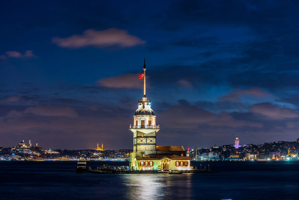 Nachtansicht des Jungfernturms, der seit dem Mittelalter auch als Leander-Turm bekannt ist, ist ein Turm, der auf einer kleinen Insel am südlichen Eingang der Bosporus-Meerenge liegt. - Foto, Bild