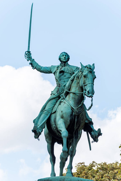 Die Bronzestatue von Lafayette auf seinem Pferd steht auf einem dreistöckigen Granitsockel. Er hält ein Schwert in der rechten Hand und die Zügel des Pferdes in der linken Hand. - Foto, Bild