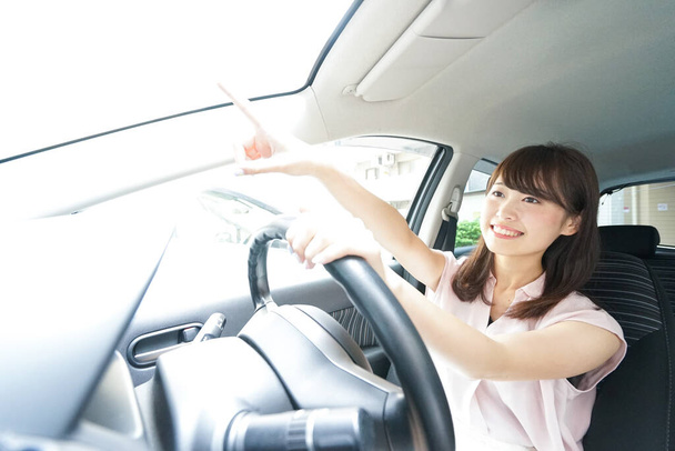 jovem mulher dirigindo um carro - Foto, Imagem