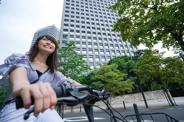 Mujer de negocios en bicicleta  - Foto, Imagen