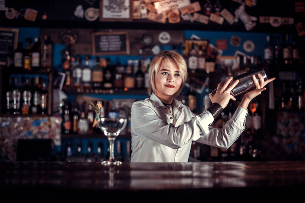 Гарненька дівчина tapster сюрпризи з її майстерність бар відвідувачів в нічний клуб
 - Фото, зображення