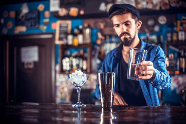Barman tworzy koktajl w barze - Zdjęcie, obraz
