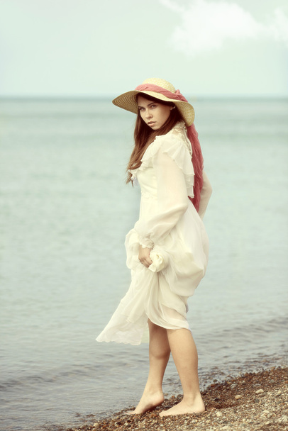 Vintage young lady at the beach - Foto, Imagem