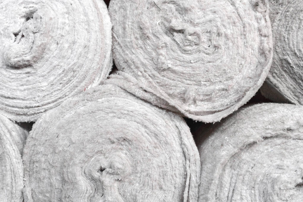 Ekmeğe dokunmamış beyaz kumaş deponun raflarında. Kaplama malzemesi. Paçavra üretimi için tekstil. Kopyalama alanı ile yakın plan - Fotoğraf, Görsel