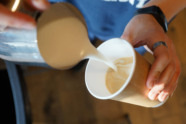 Barista prepara café em um copo de papel - Foto, Imagem