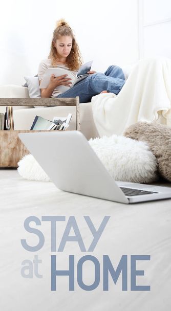mladá žena čtení knihy, s pobytem doma text izolovaný na bílém pozadí, pobyt doma sociální média kampaň pro prevenci coronavirus covid-19 - Fotografie, Obrázek
