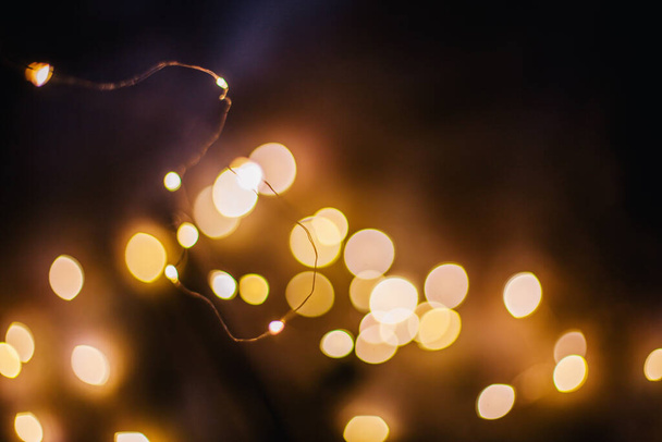 Bokeh from the Christmas garland in a dark room - Foto, immagini