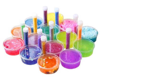 Rozostřené barevné limetky uvnitř plastových krabic izolovaných na bílém  - Fotografie, Obrázek