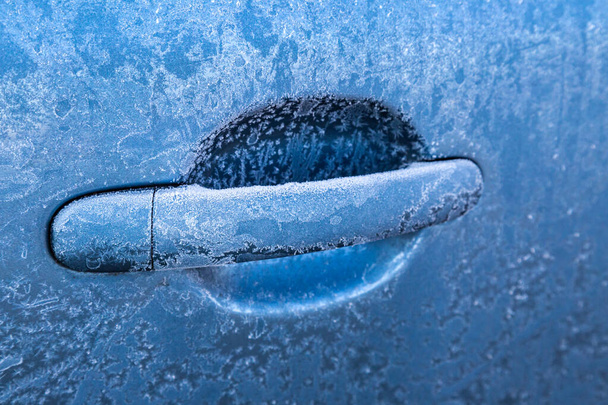 jäätynyt auton kahva sinisessä autossa - Valokuva, kuva